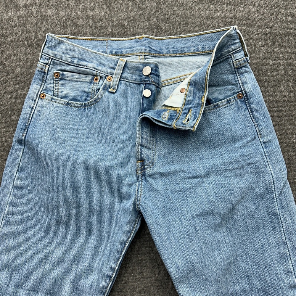 Levis 501 Jeans Mens 29x32 Blue Denim Straight Leg Light Wash Button Fly - Picture 3 of 9